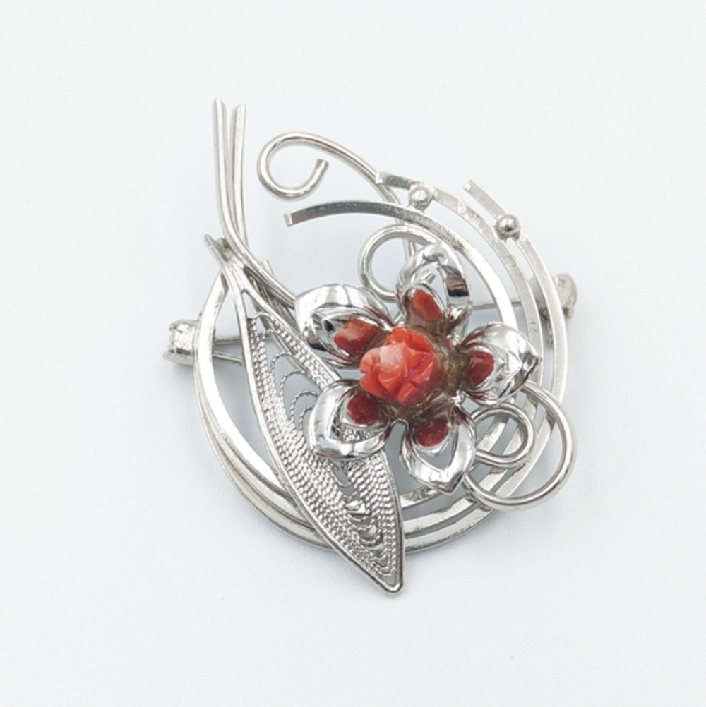 Vintage carved red coral and silver tone metal work brooch pin - Picture 2 of 6